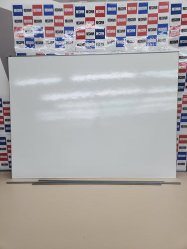 Pizarra Blanca 120 x 90 cm Magnética, Superficie de Acero Lacado en Seco, Marco de Tech Alloy Gris BoardsPlus Economy